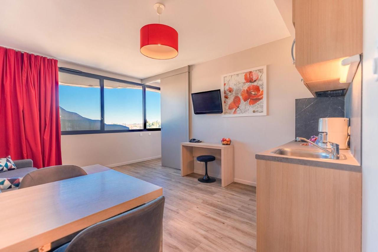 One-Bedroom Apartment,1348085231:JPEG